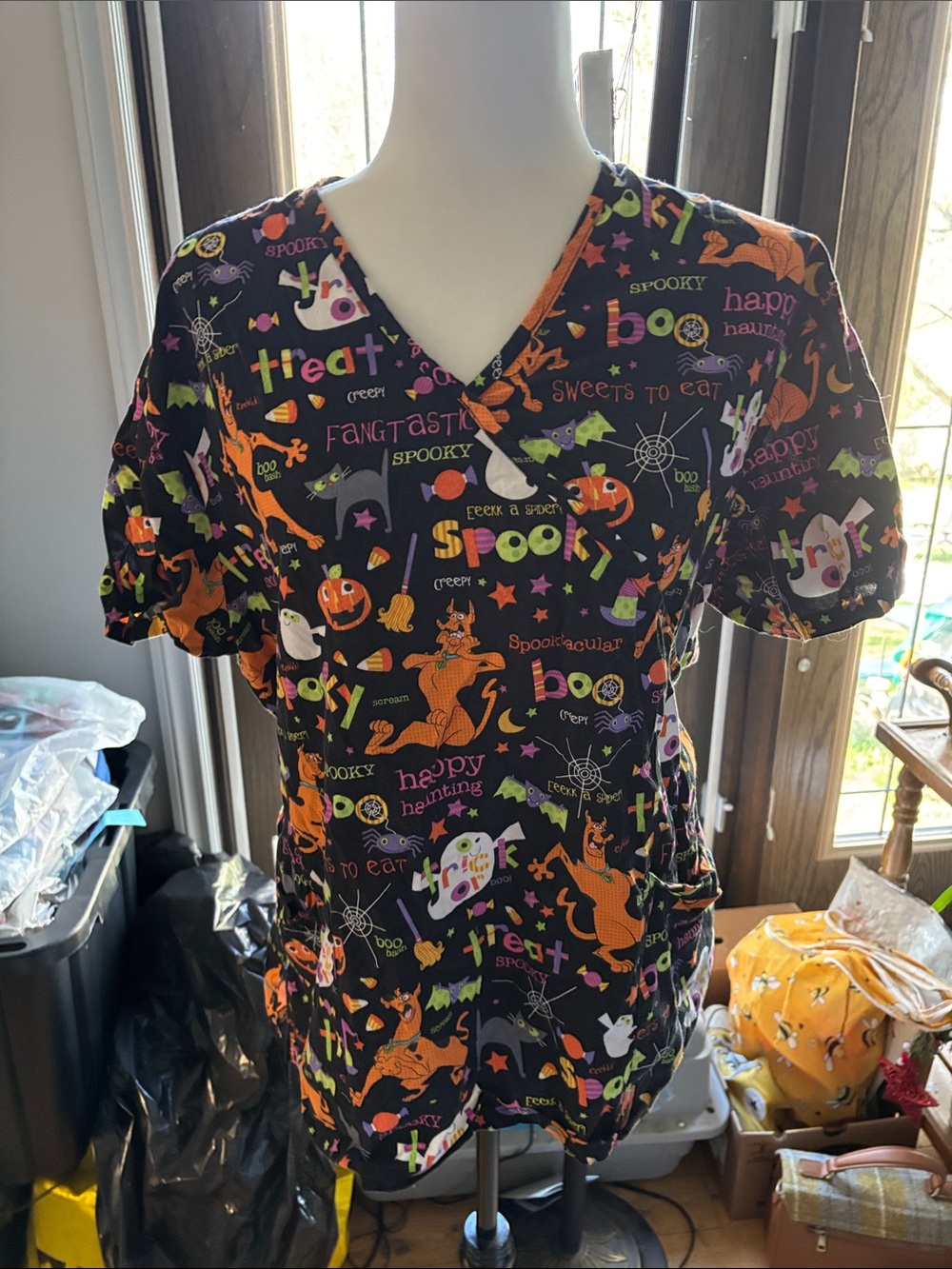 Halloween  Scooby Doo  Print V-Neck Scrub Top -
